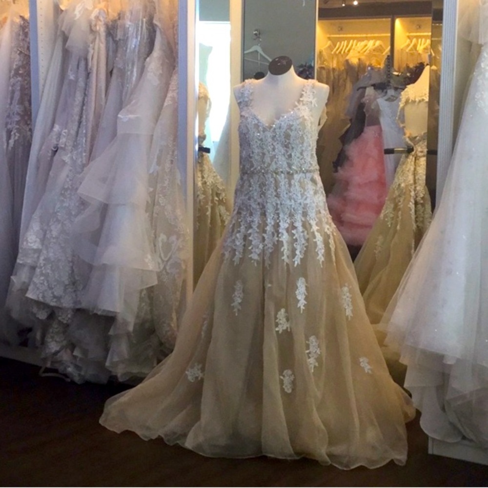 Crème wedding dress size 20
